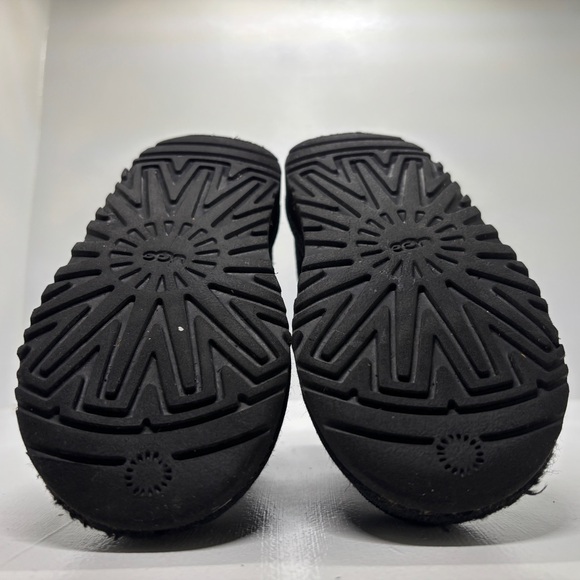 UGG Jona Mini Boot in black kids size US 10 EU 27.5 - Picture 8 of 10